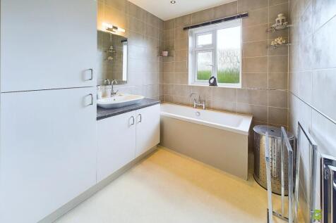 Extended Modern Bathroom Suite