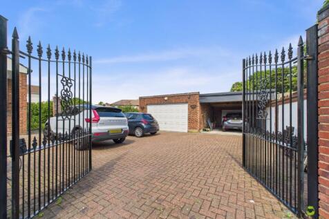 Presented by Nicoleta at EweMove Bexleyheath and D
