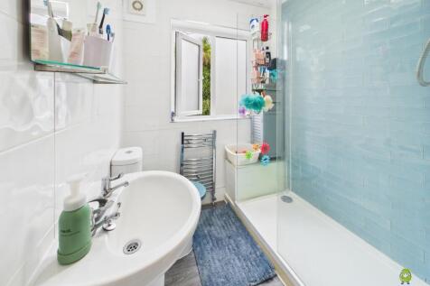  Presented by Clinton at EweMove Bexleyheath and D
