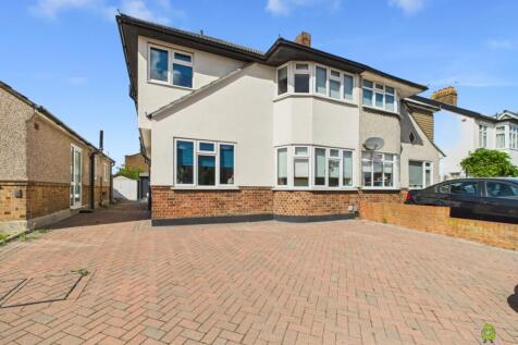  Presented by Nicoleta at EweMove Bexleyheath and 