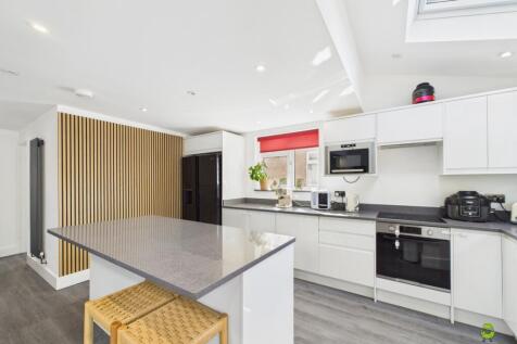  Presented by Nicoleta at EweMove Bexleyheath and 