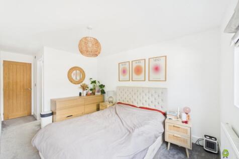  Presented by Nicoleta at EweMove Bexleyheath and 