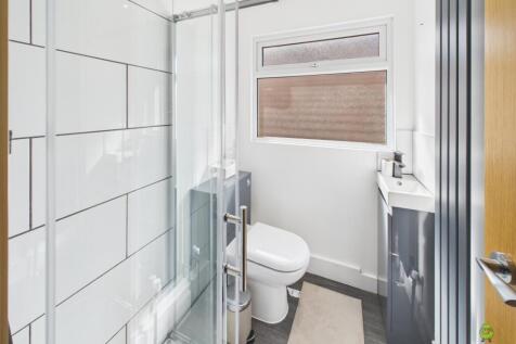  Presented by Nicoleta at EweMove Bexleyheath and 