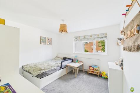  Presented by Nicoleta at EweMove Bexleyheath and 