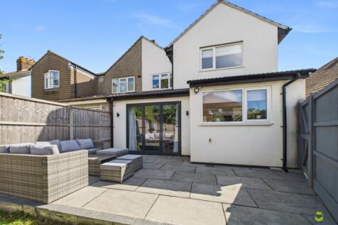  Presented by Nicoleta at EweMove Bexleyheath and 