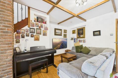 CAM03779G0-PR0310-STILL020