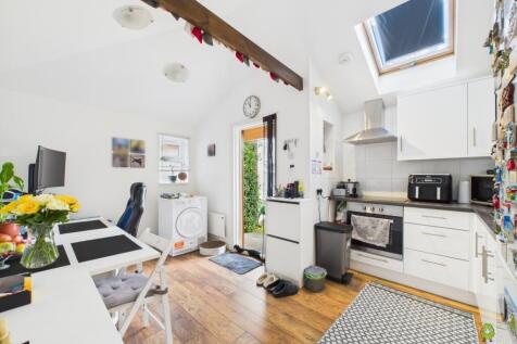 CAM03779G0-PR0310-STILL028