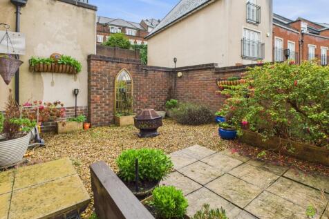 Courtyard Style Front Garden James Hillier Ewemove