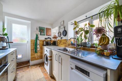 1364212-18-68ee49fb2604a-ARW