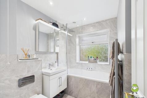 EweMove Estate Agents Basingstoke - Chaldon Green 