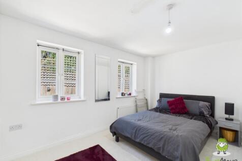 EweMove Estate Agents Basingstoke - Sinclair Drive