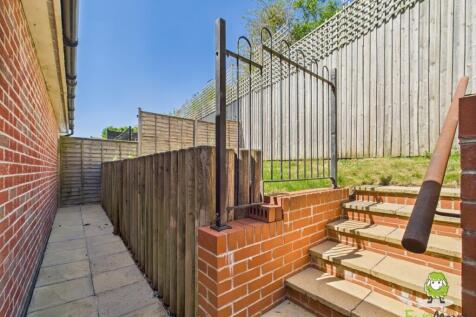 EweMove Estate Agents Basingstoke - Sinclair Drive