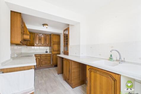 EweMove Basingstoke Estate Agents 22 Fabian Close