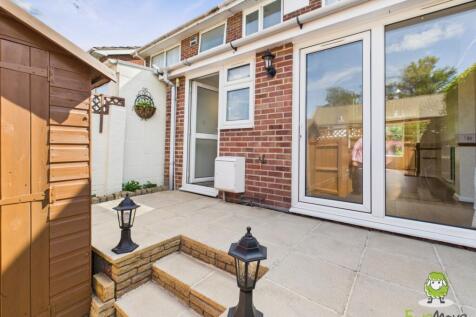 EweMove Basingstoke Estate Agents 22 Fabian Close