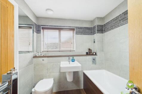 EweMove Estate Agents Basingstoke 7 Basingfield Cl