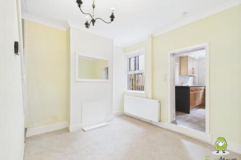 EweMove Basingstoke Estate Agents 78 Winchester Ro