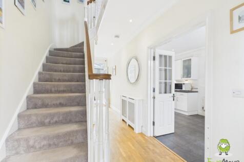 EweMove Basingstoke Estate Agents 17 Gaiger Avenue