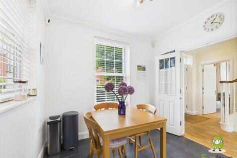 EweMove Basingstoke Estate Agents 17 Gaiger Avenue