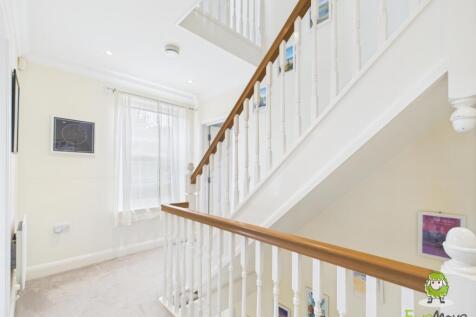 EweMove Basingstoke Estate Agents 17 Gaiger Avenue