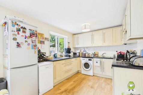 Ewemove Basingstoke Gainsborough Road Kitchen