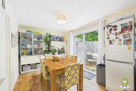Ewemove Basingstoke Gainsborough Road Kitchen