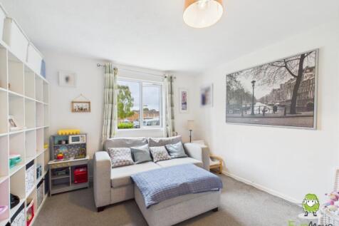 Ewemove Basingstoke Gainsborough Road Sitting Room