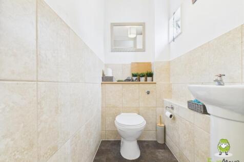 Ewemove Basingstoke Gainsborough Road Cloakroom