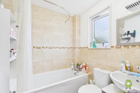 Ewemove Basingstoke Gainsborough Road Bathroom