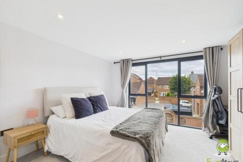 EweMove Estate Agents Basingstoke - Amport Road