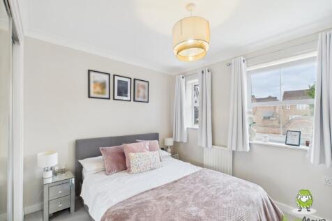 EweMove Estate Agents Basingstoke - Amport Road