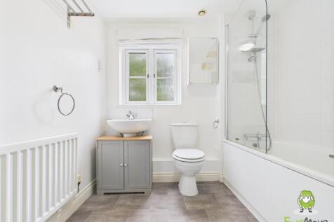 EweMove Basingstoke Wiltshire Crescent Bathroom
