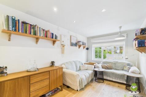 EweMove Estate Agents Basingstoke - 2 Cowslip Bank