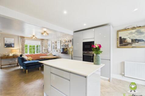 EweMove Estate Agents Basingstoke - 2 Cowslip Bank