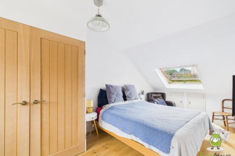 EweMove Estate Agents Basingstoke - 2 Cowslip Bank