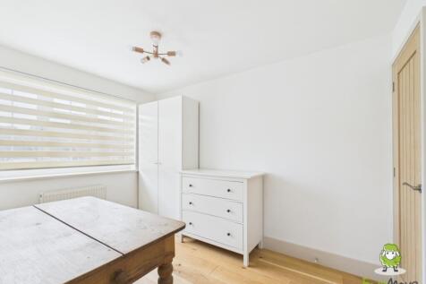 EweMove Estate Agents Basingstoke - 2 Cowslip Bank