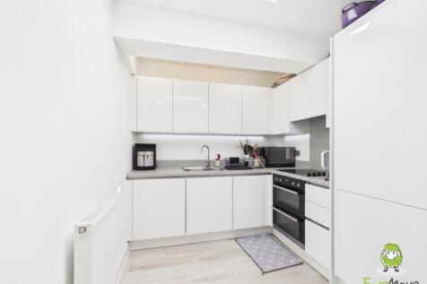 EweMove Basingstoke Estate Agents - Lilly Court - 