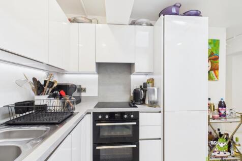 EweMove Basingstoke Estate Agents - Lilly Court - 