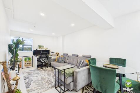 EweMove Basingstoke Estate Agents - Lilly Court - 