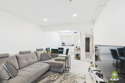 EweMove Basingstoke Estate Agents - Lilly Court - 