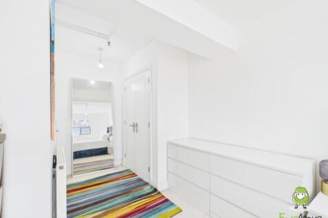 EweMove Basingstoke Estate Agents - Lilly Court - 