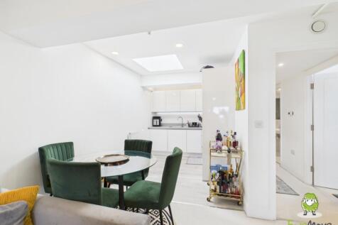 EweMove Basingstoke Estate Agents - Lilly Court - 