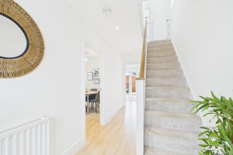 EweMove Estate Agents Basingstoke - Appian Way 