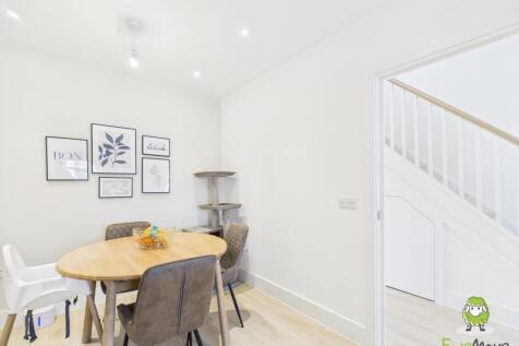 EweMove Estate Agents Basingstoke - Appian Way 