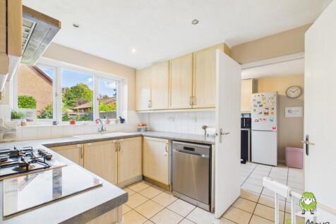 EweMove Estate Agents Basingstoke - Bramley Green 