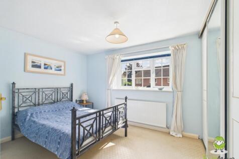 EweMove Estate Agents Basingstoke - LONGACRE RISE 