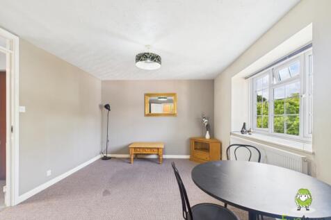 EweMove Estate Agents Basingstoke - LONGACRE RISE 