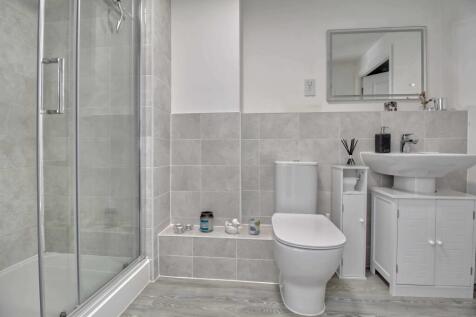 Ensuite to Bed 1