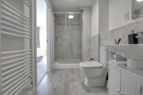 Ensuite to Bed 1