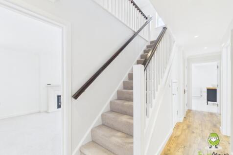 EweMove Estate Agents Basingstoke - Dovecote Way