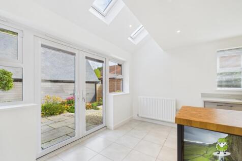 EweMove Estate Agents Basingstoke - Dovecote Way